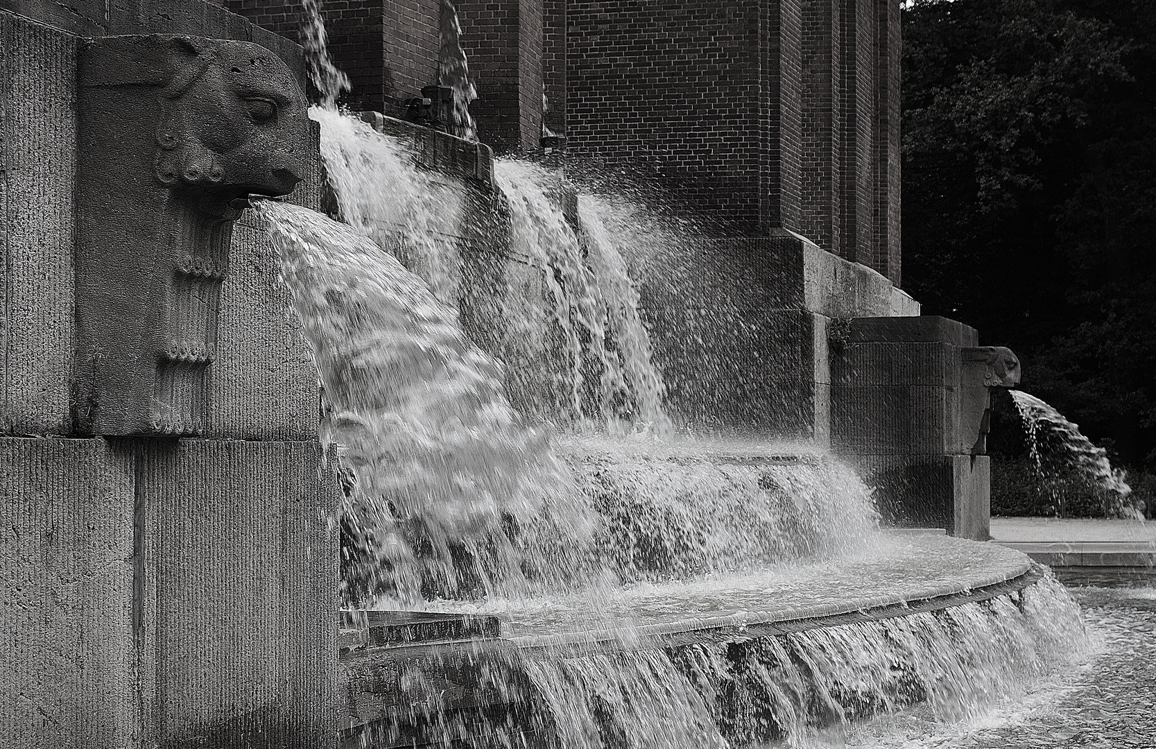 Kaskaden an der Turmwand des ehemaligen Wasserturms im Stadtpark Hamburg