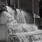 Kaskaden an der Turmwand des ehemaligen Wasserturms im Stadtpark Hamburg