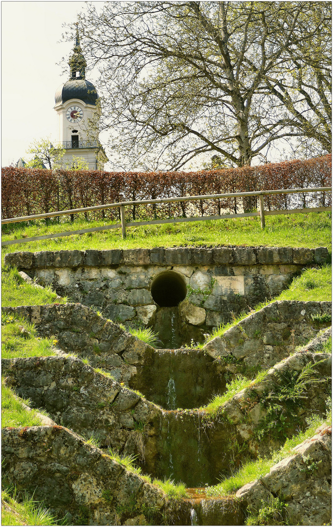 Kaskadenbrunnen und Hl.-Kreuz-Kirche