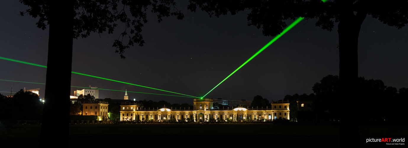 Kassel bei Nacht - Orangerie mit Laser