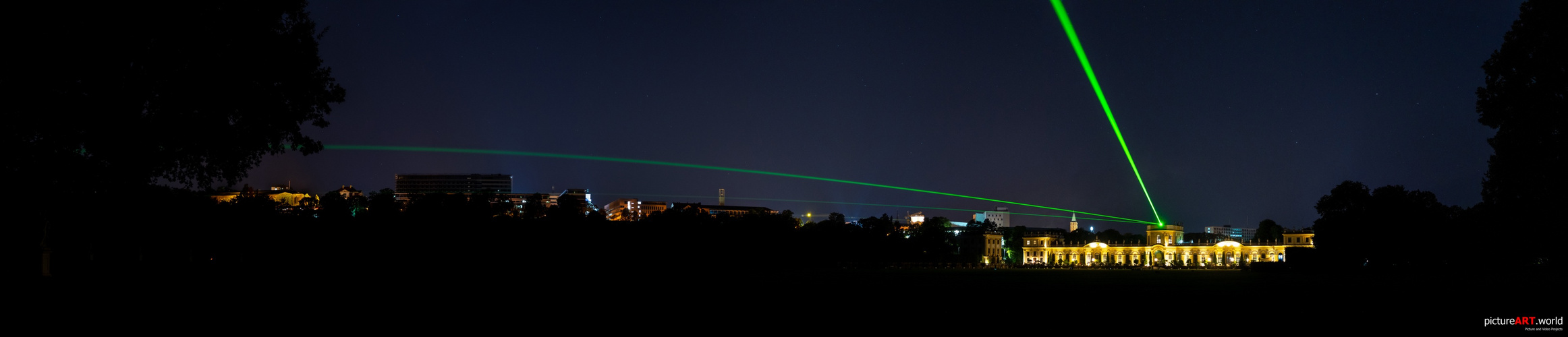 Kassel bei Nacht - Orangerie mit Laser