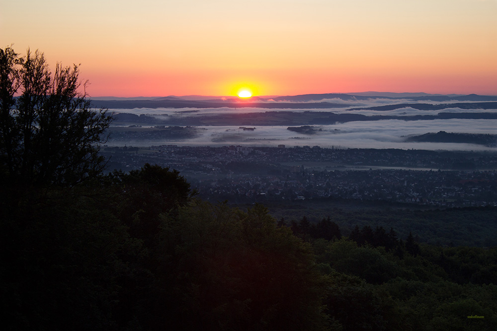 Kassel im Nebel bei Sonnenaufgang