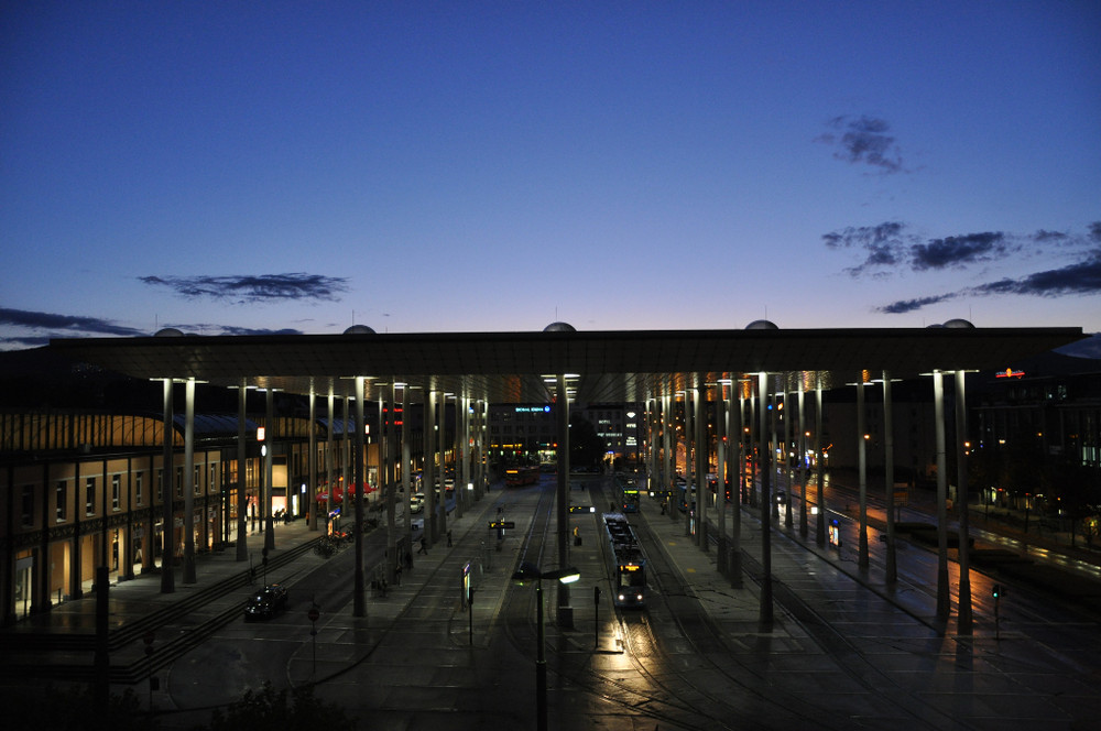 Kassel Wilhelmshöhe; Bahnhofsvorplatz bei Dämmerung