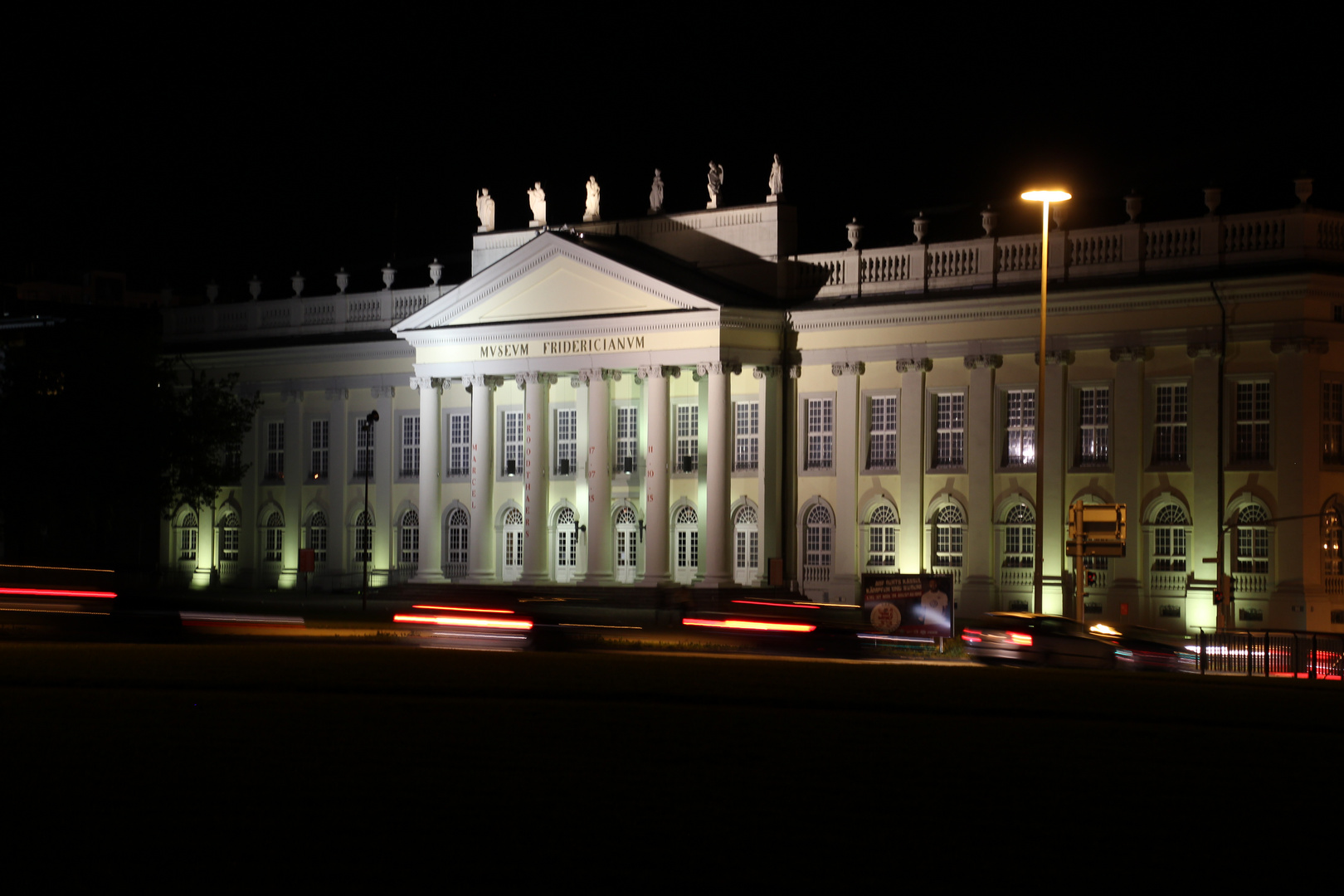 Kassels Fridericianum by night