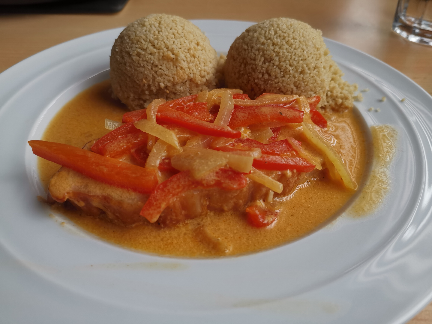 Kassler Fleisch mit Cous Cous und Paprika Sauce Foto &amp; Bild ...