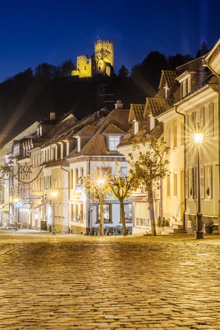 Kastelburg über Waldkirch am Abend