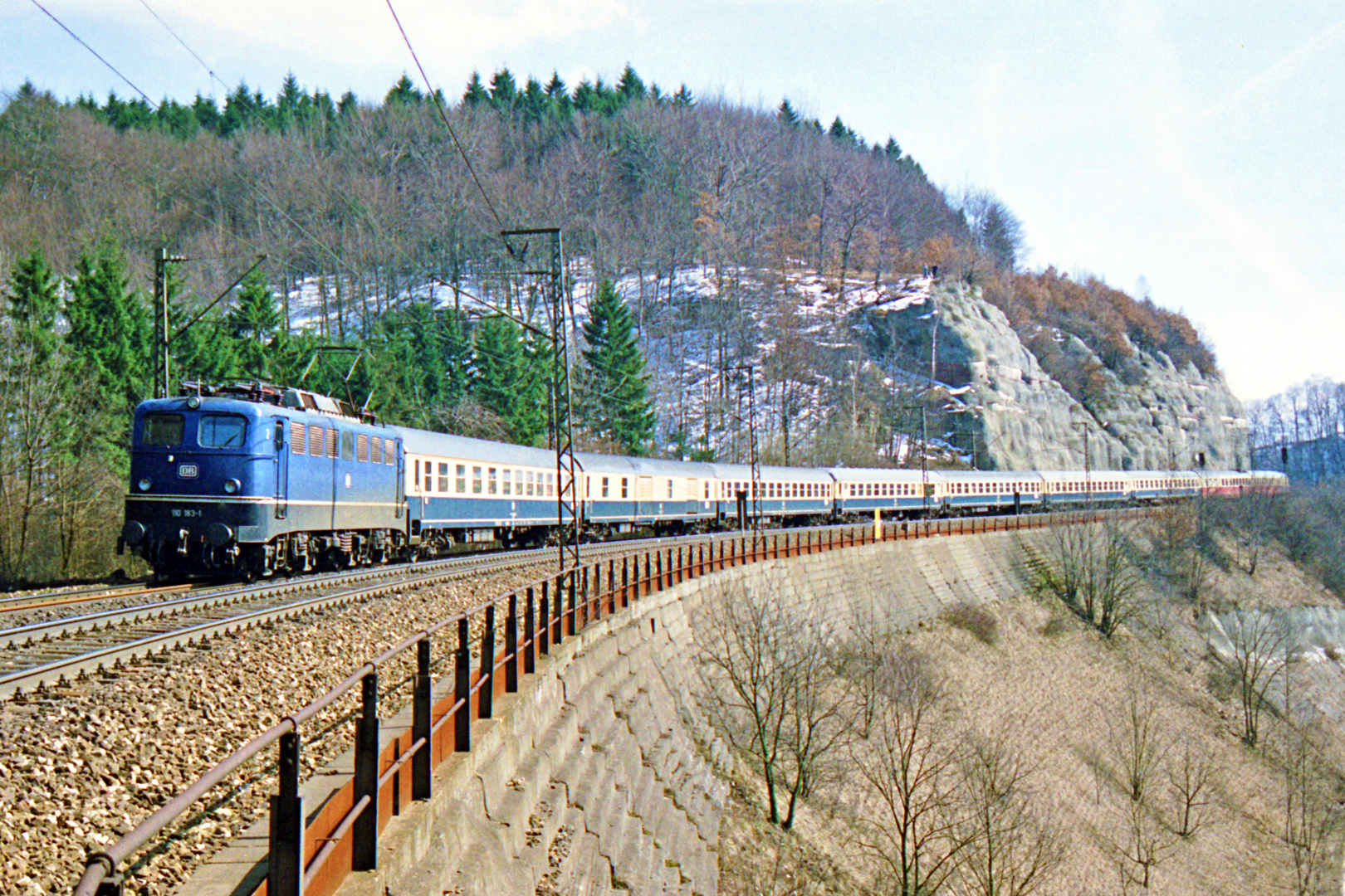 Kasten 110 183-1 auf der Geislinger Steige am Mühltalfelsen