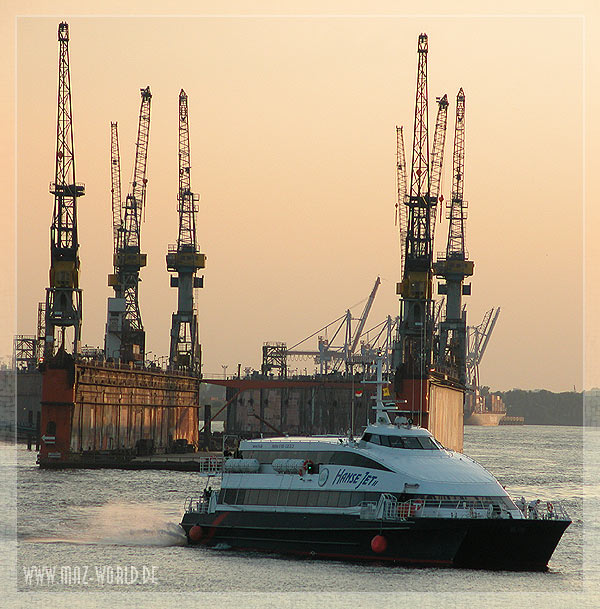 Katamaran im Hamburger Hafen