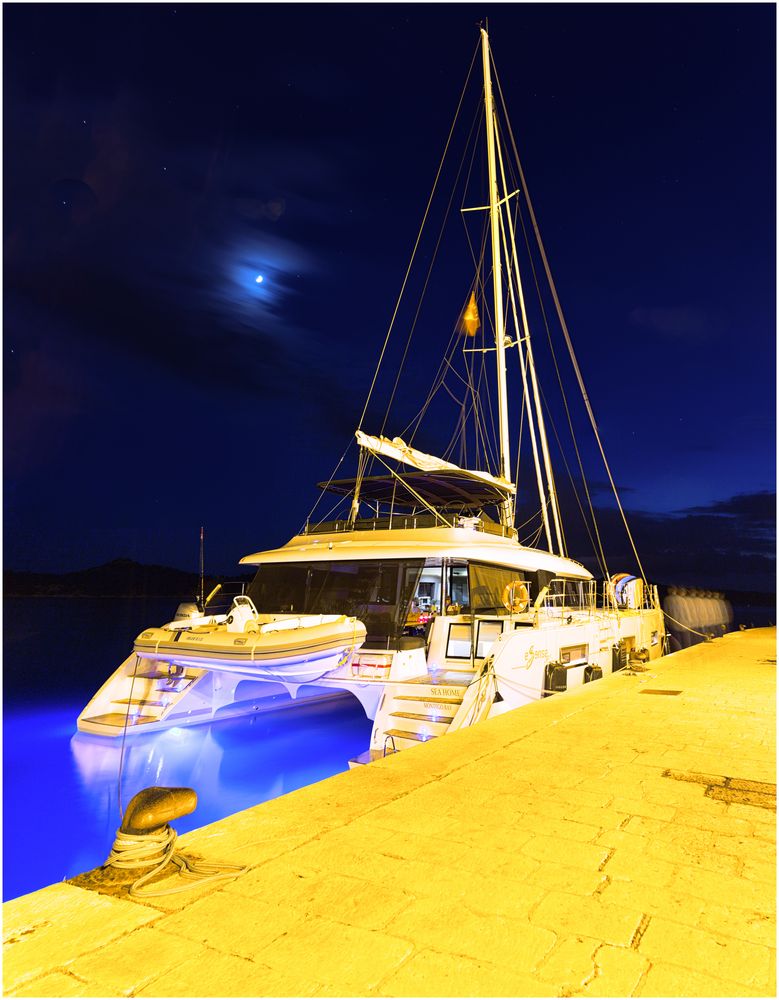 Katamaran in Sibenik am Ufer der Krka (Kroatien)