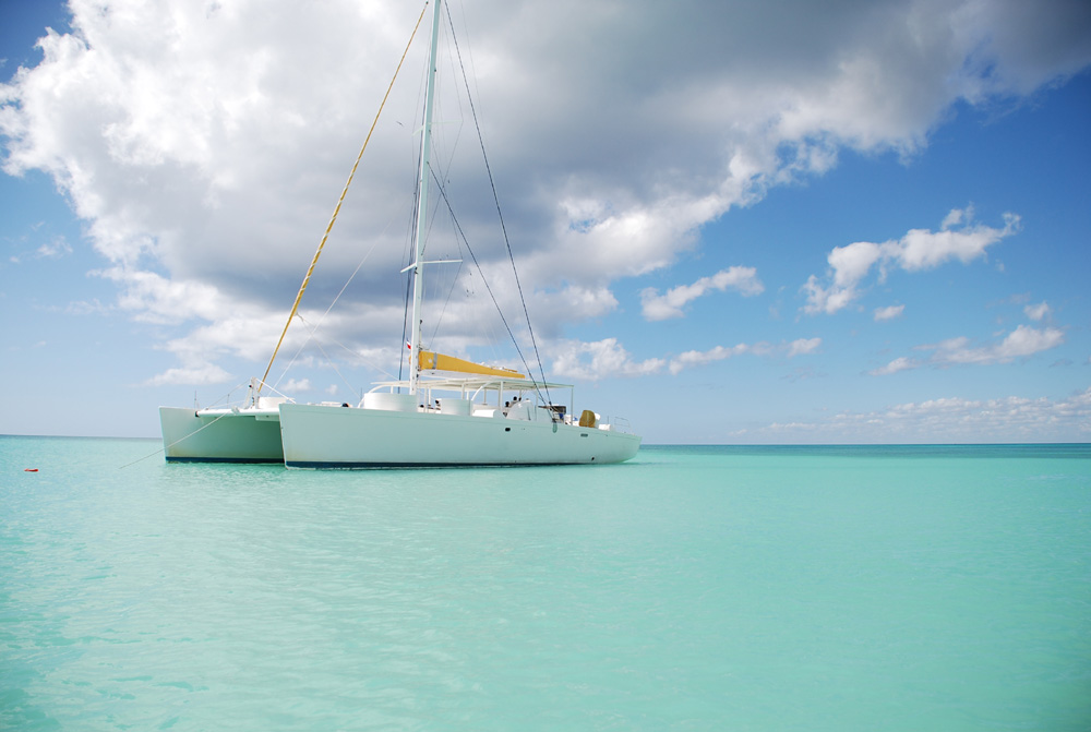 Katamaran vor der Karibik-Insel Saona