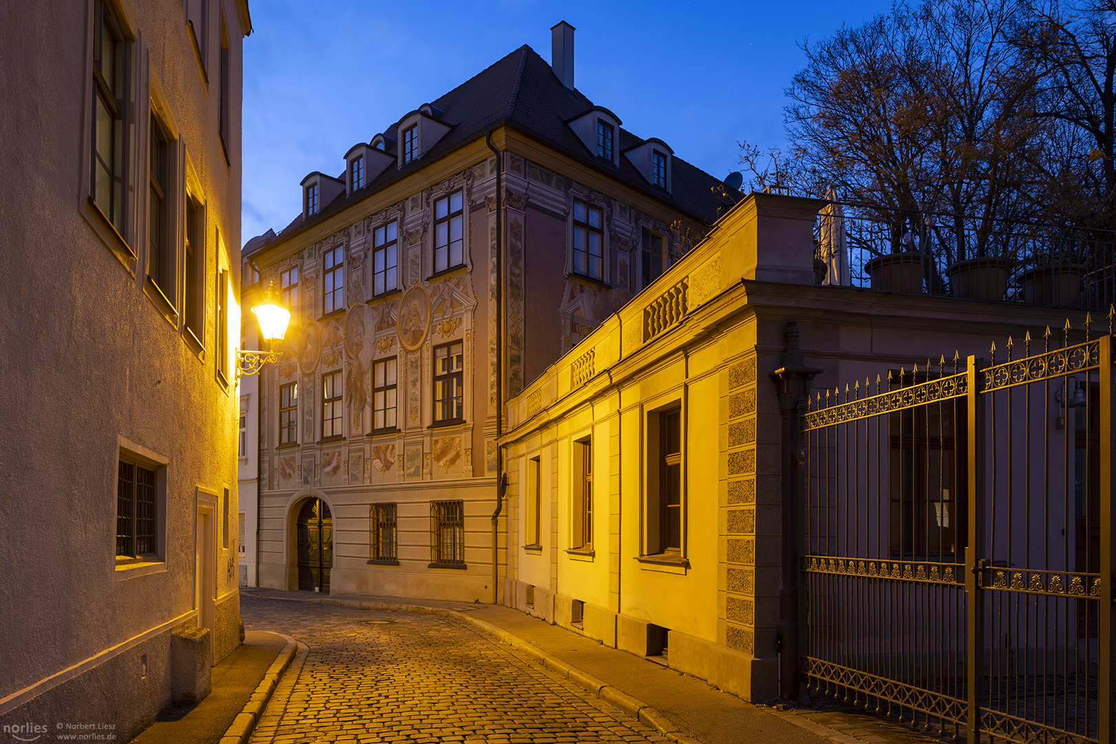 Katanhaus in der Blauen Stunde