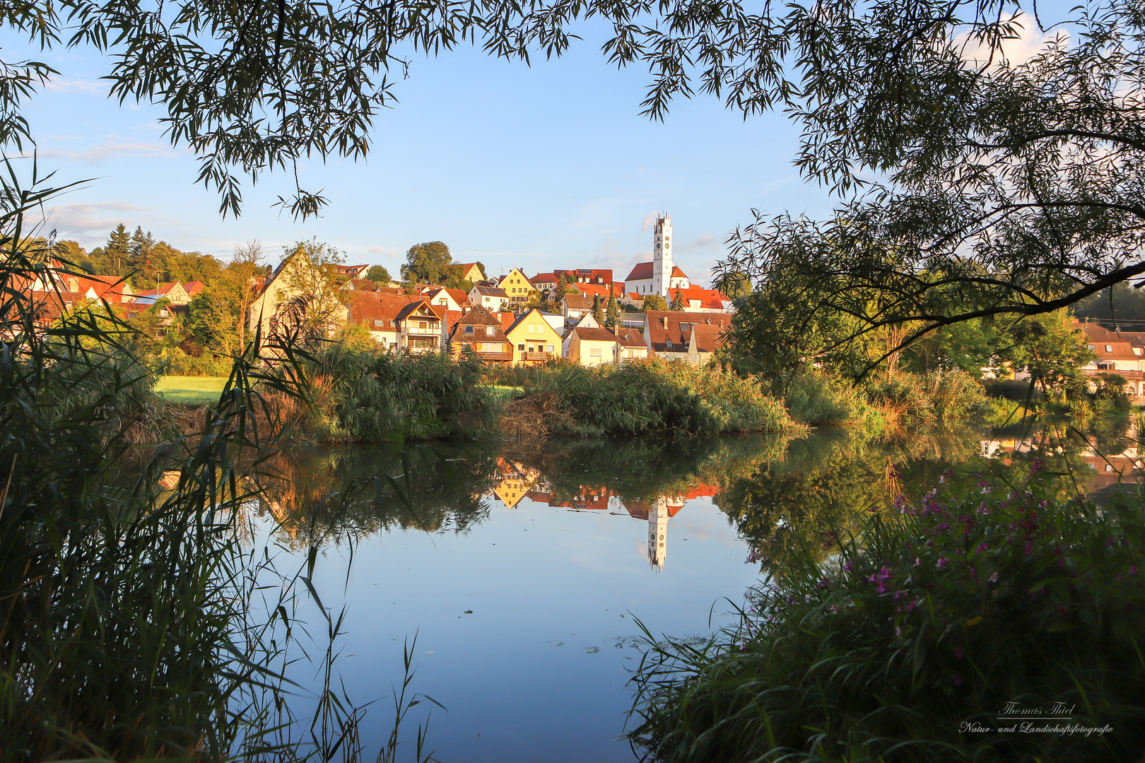 Kath. Kirche Herz Jesu spiegelt sich in der Wörnitz - Harburg (Schwaben)