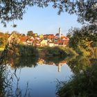 Kath. Kirche Herz Jesu spiegelt sich in der Wörnitz - Harburg (Schwaben)