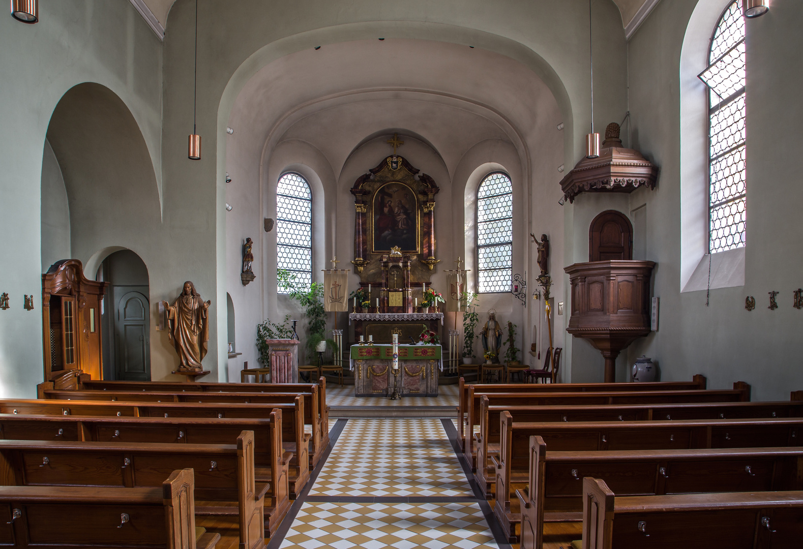 Kath. Kirche zur Heiligen Dreifaltigkeit in Rüsselsheim