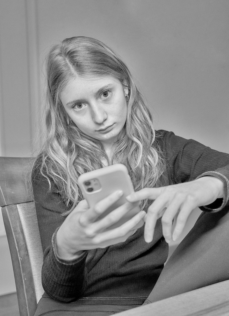 Katharina mit Smartphone