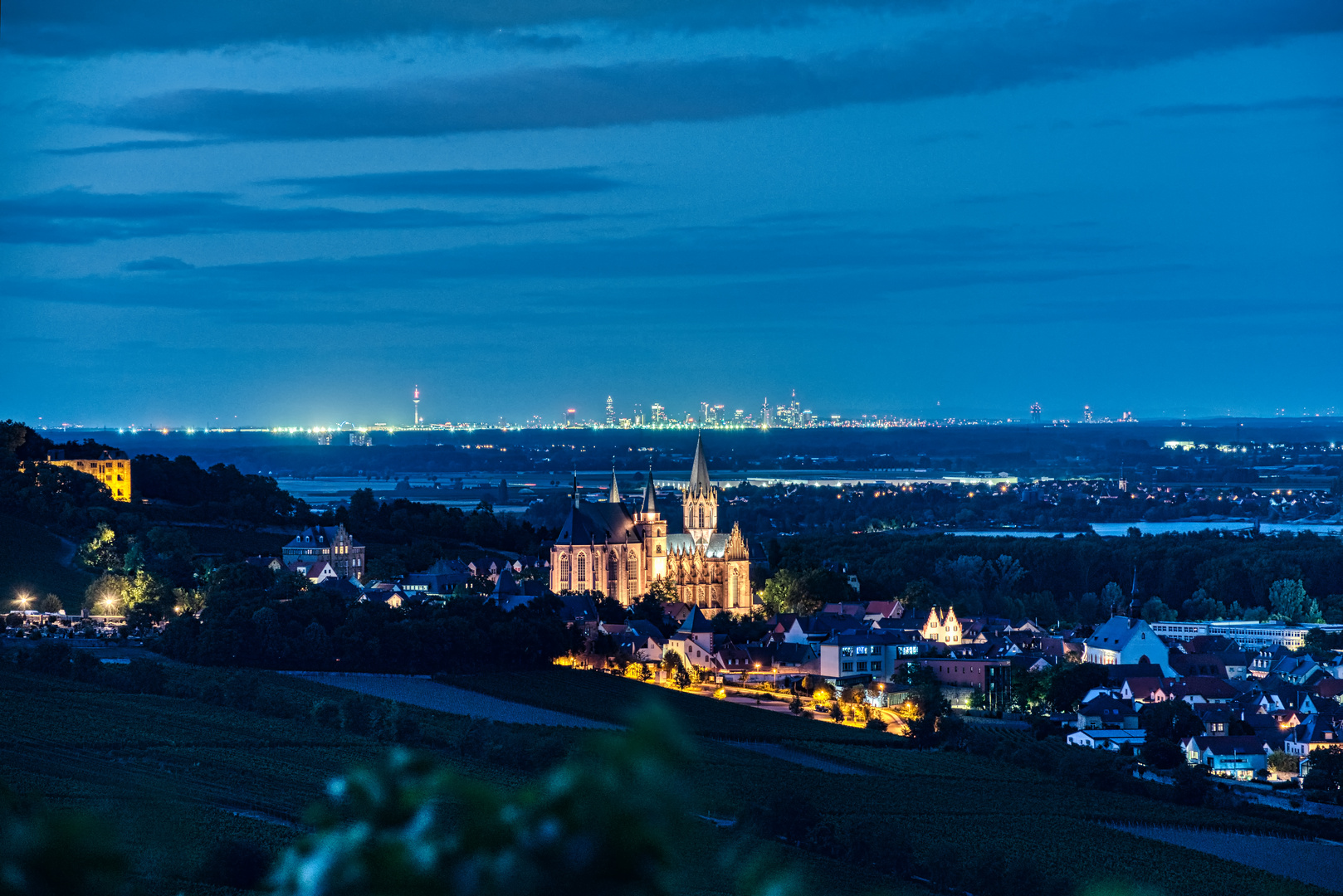 Katharinenkirche mit der Frankfurter Skyline zur blauen Stunde