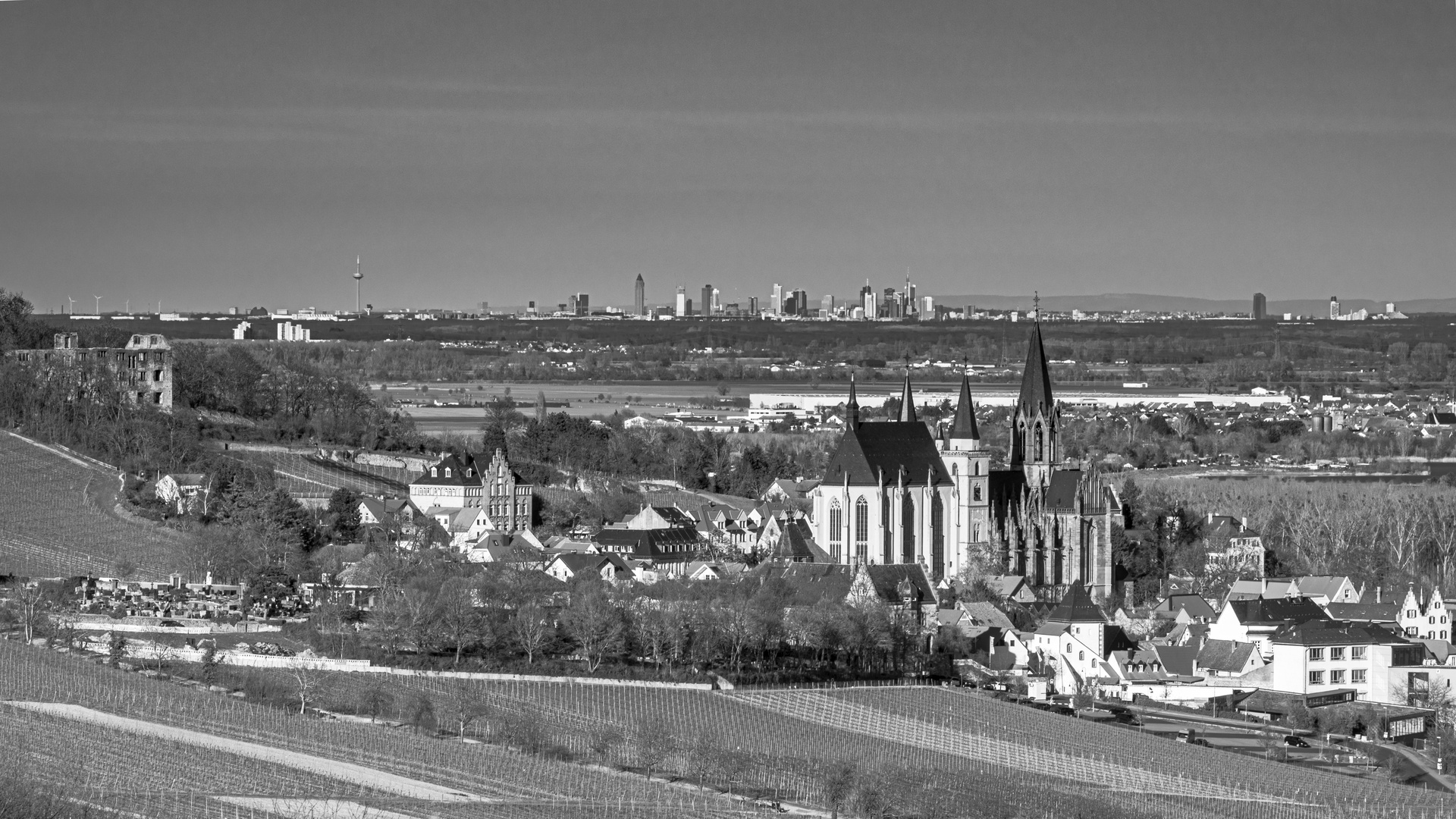 Katharinenkirche Oppenheim mit Frankfurt-Skyline