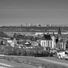 Katharinenkirche Oppenheim mit Frankfurt-Skyline