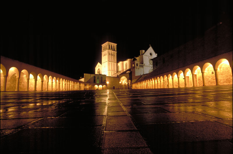 Kathedrale in Assisi nachts nach einem Regen