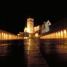 Kathedrale in Assisi nachts nach einem Regen