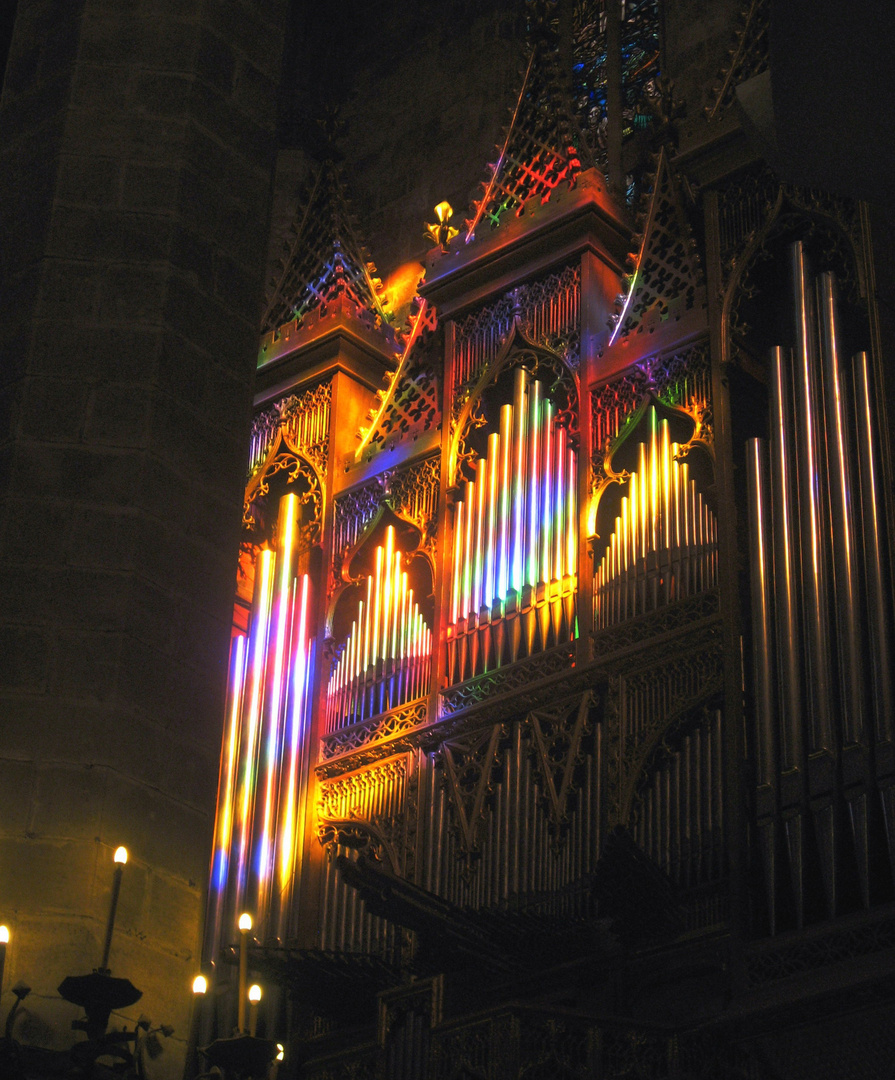 Kathedrale "La Seu" in Palma - Spektakuläres Farbspiel der Orgel in herrlichen Regenbogenfarben