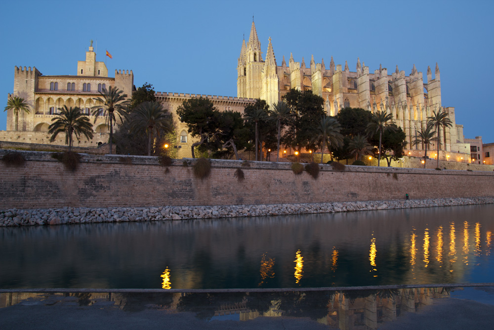 Kathedrale La Seu in Palma zur blauen Stunde