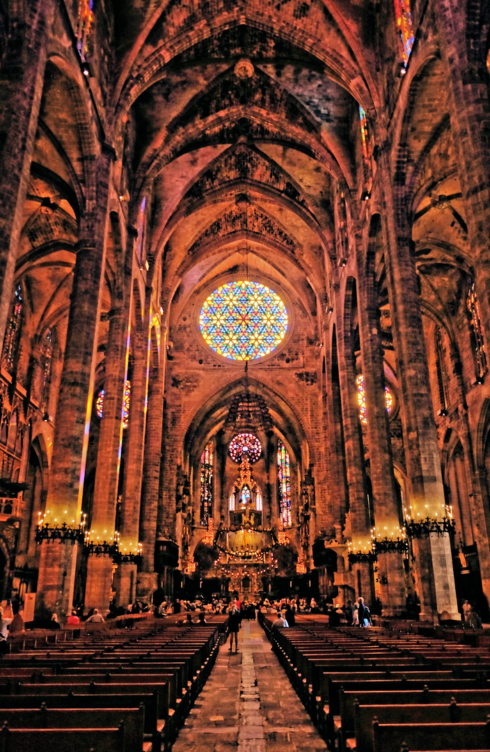 Kathedrale Palma mit Innenraumgestaltung von Antonio Gaudi 