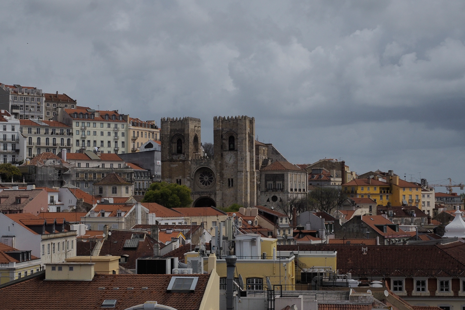 Kathedrale Se von Lissabon vom Arco da Rua Augusta