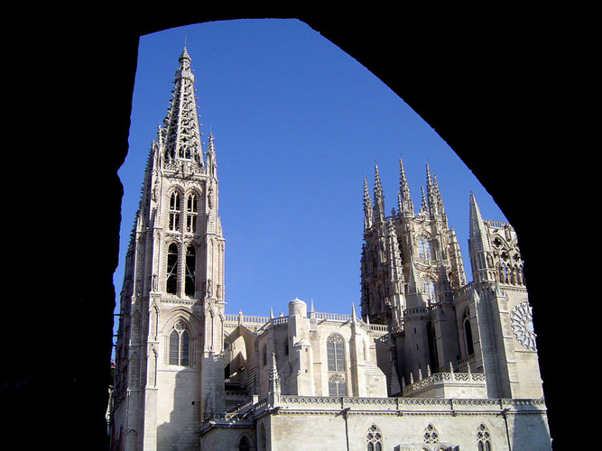 Kathedrale von Burgos durch ein Tor