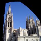 Kathedrale von Burgos durch ein Tor