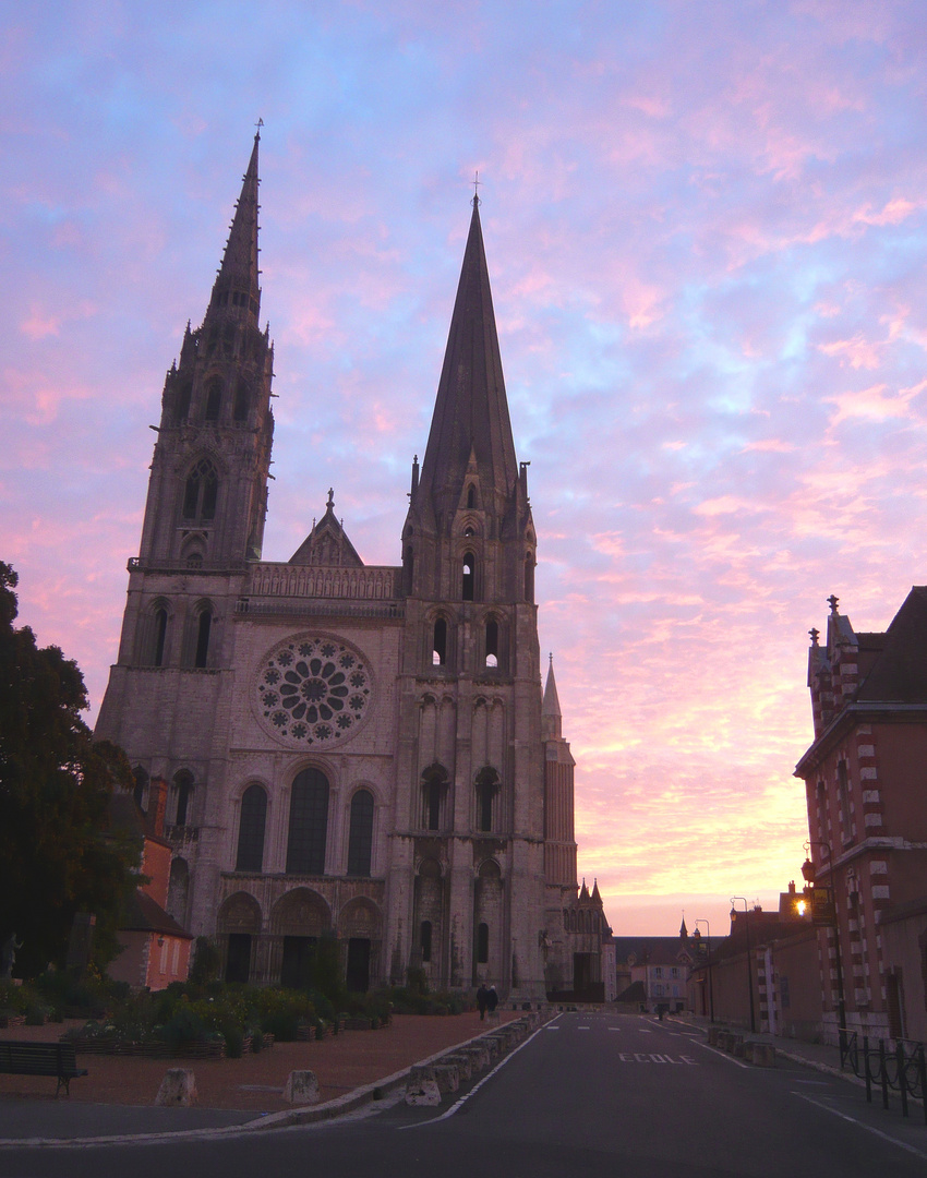 Kathedrale von Chartres im Morgenlicht