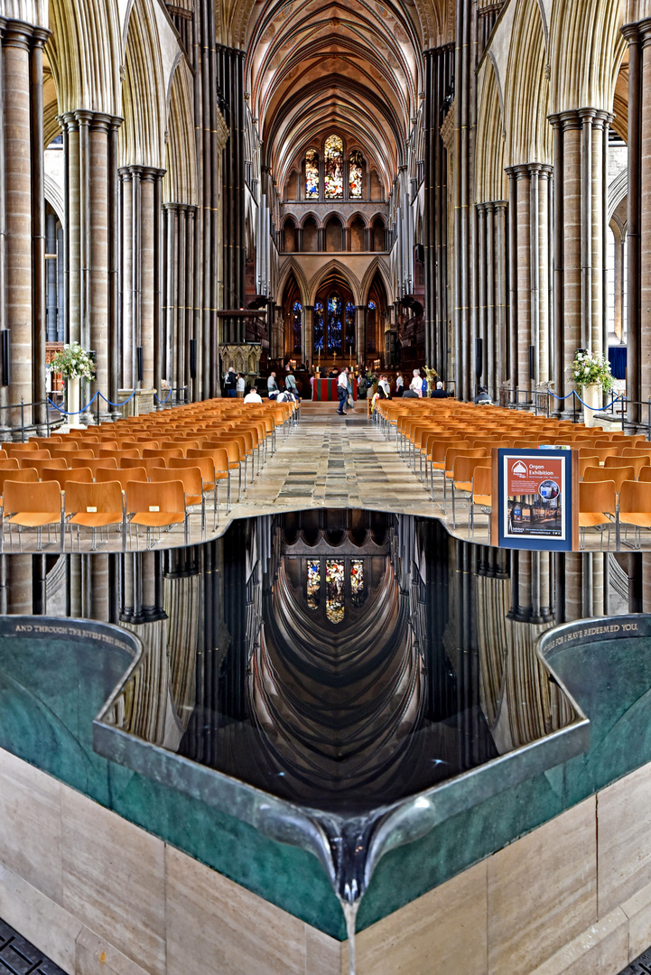 Kathedrale von Salisbury mit Taufbecken 