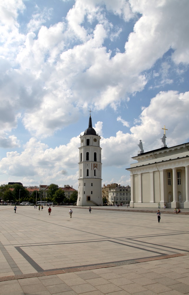 Kathedralenplatz mit Glockenturm