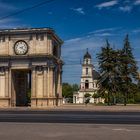 Kathedralenplatz mit Glockenturm und Triumphbogen