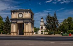 Kathedralenplatz mit Glockenturm und Triumphbogen