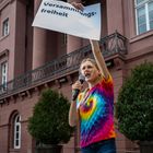 Kathi Stock demonstriert vor dem rathaus für Versammlungsfreiheit-7434