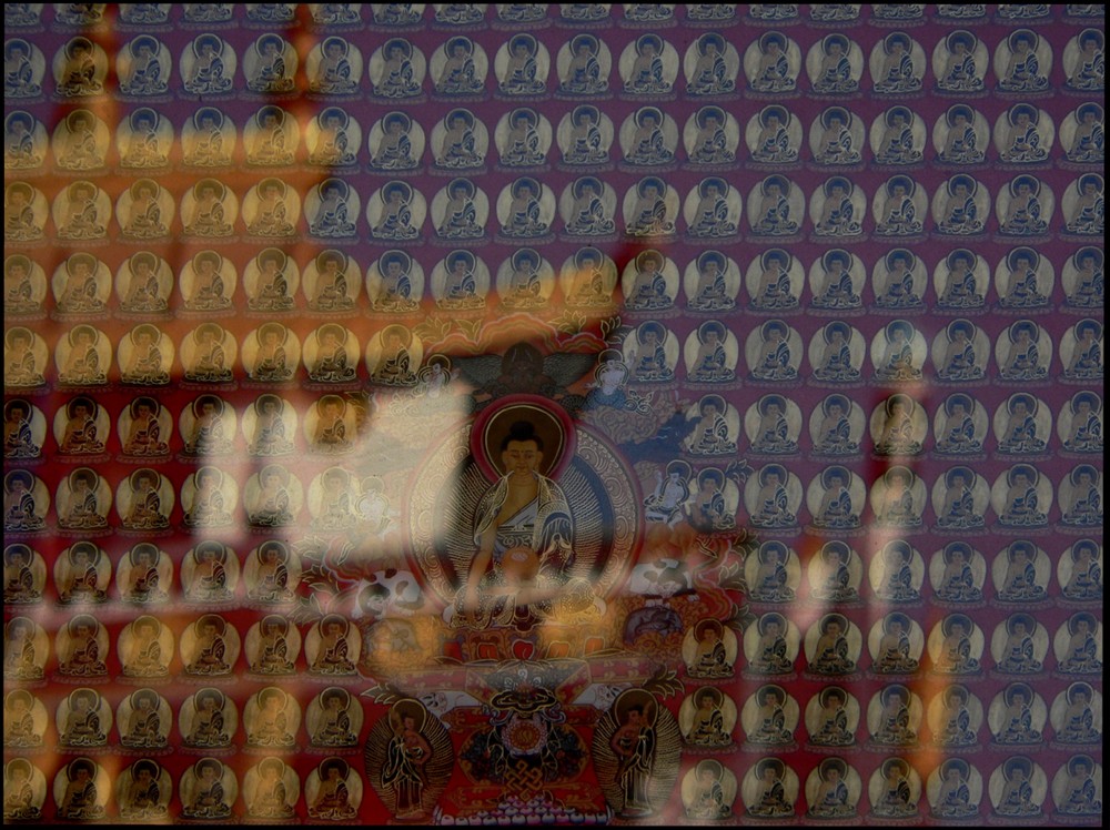 Kathmandu Hinter Glas gerahmter Thangka im Devotionalienverkauf eines Tempels