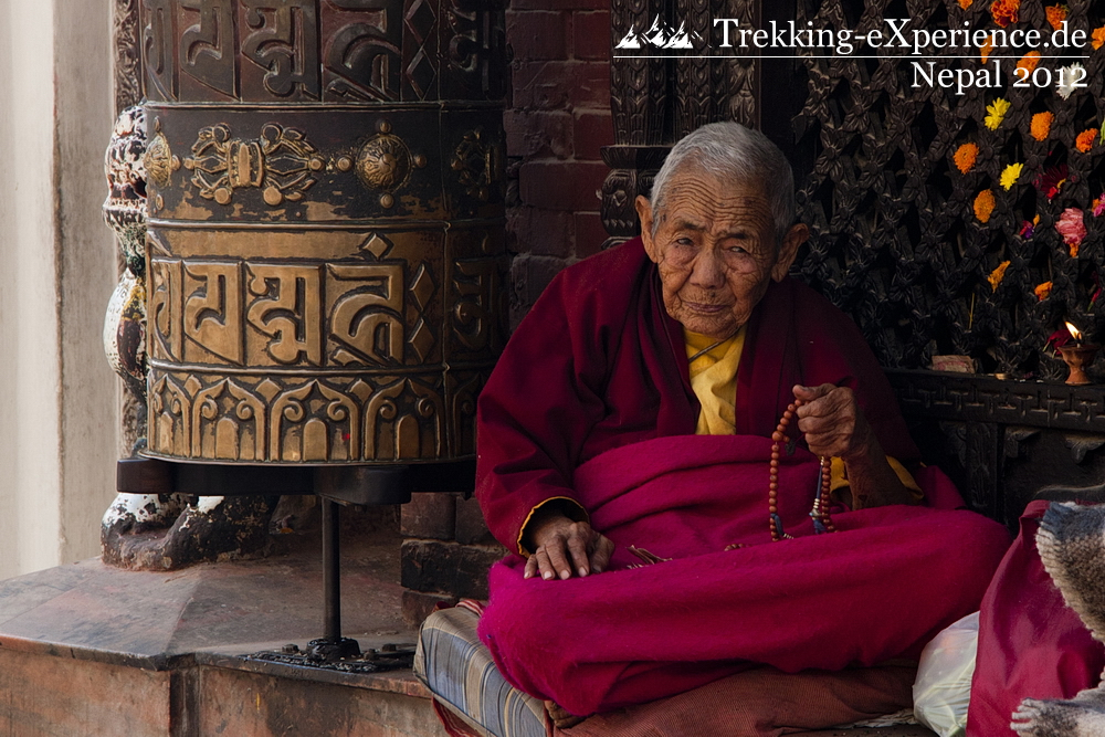 Kathmandu, Nepal - Pilger an derBodanath Stupa