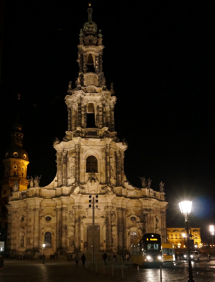 Katholische Hofkirche in Dresden Abends mit Strassenbahn