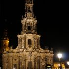 Katholische Hofkirche in Dresden Abends mit Strassenbahn