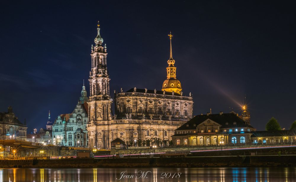 Katholische Hofkirche mit Hausmannsturm