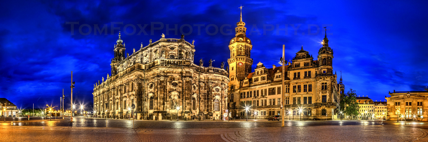 Katholische Hofkirche und Schloss am Theaterplatz in Dresden