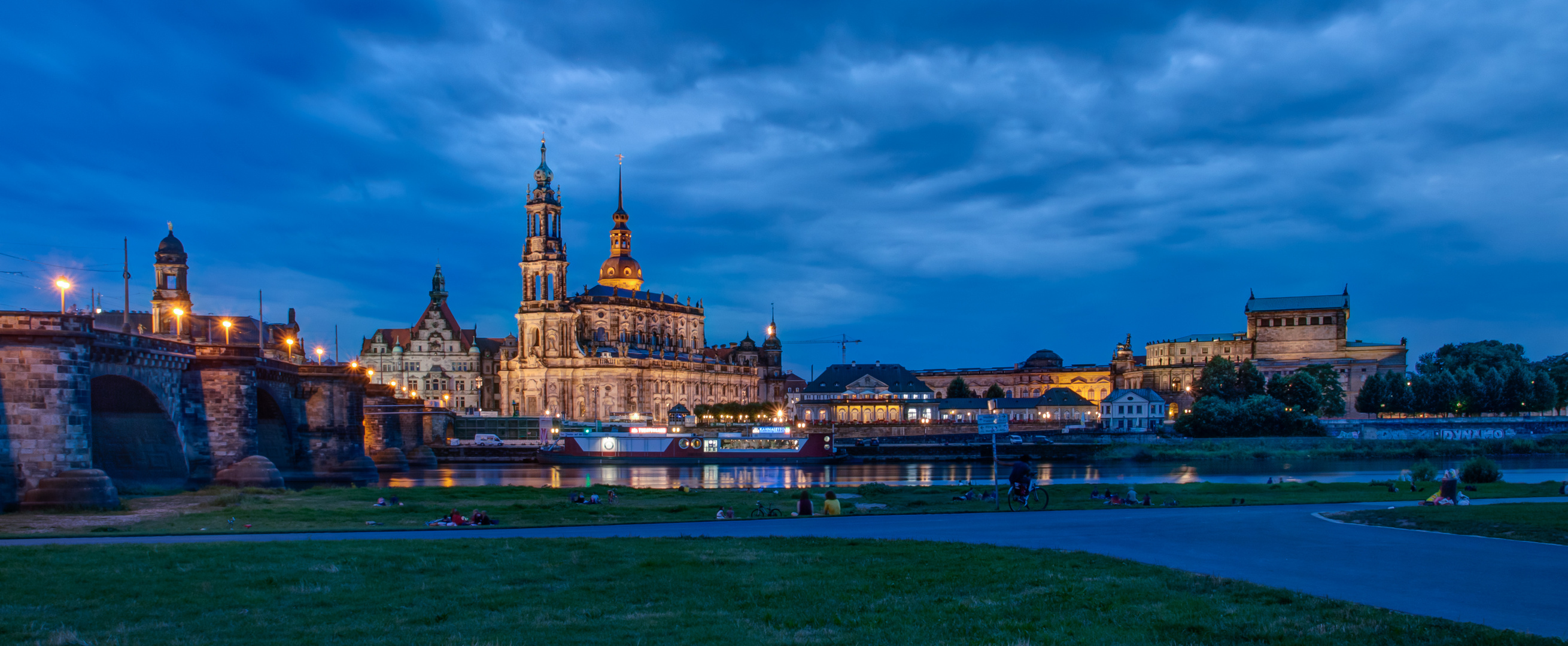 Katholische Hofkirche und Semperoper in Dresden bei Nacht