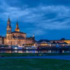 Katholische Hofkirche und Semperoper in Dresden bei Nacht