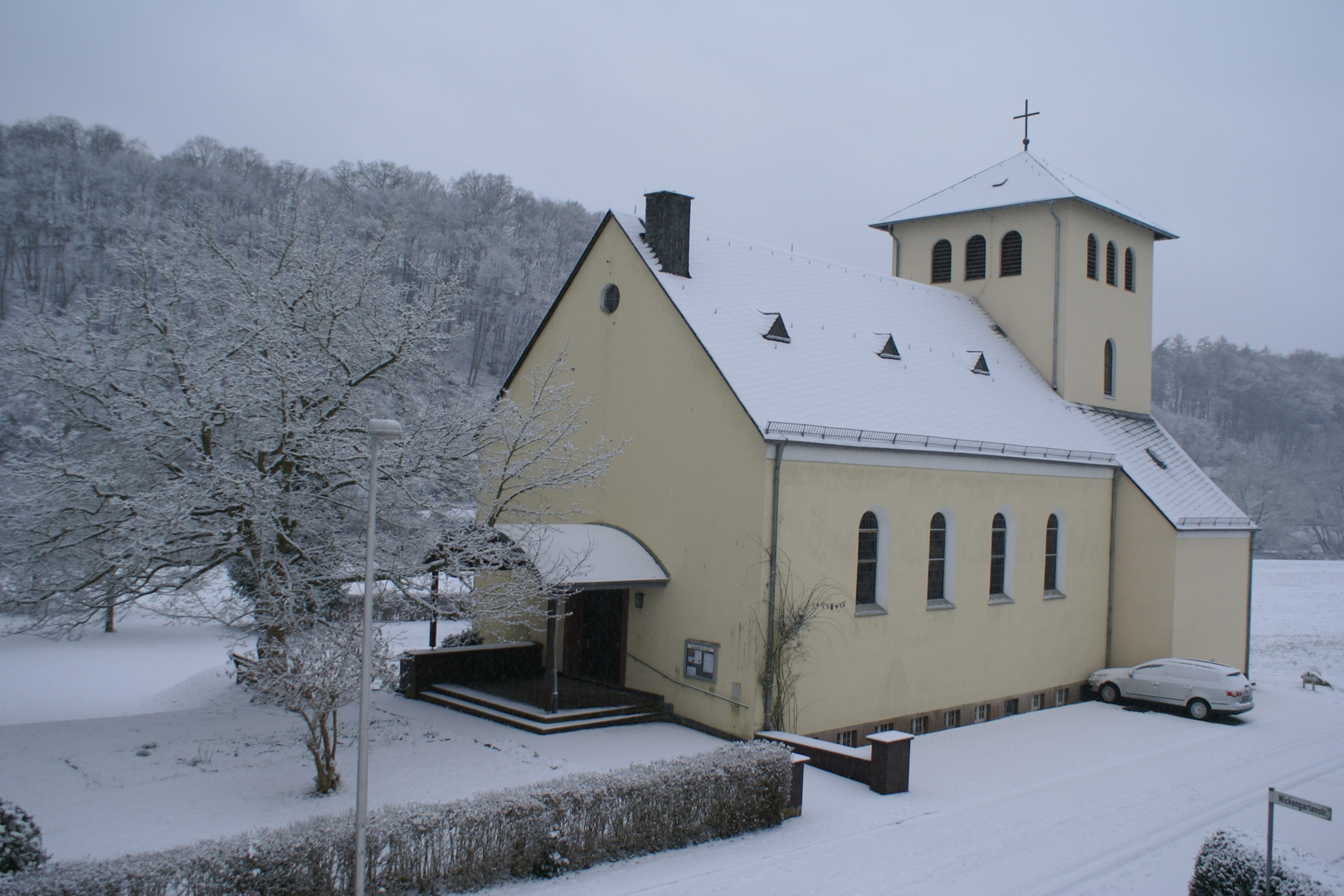 Katholische Kirche in Aumenau im Winter