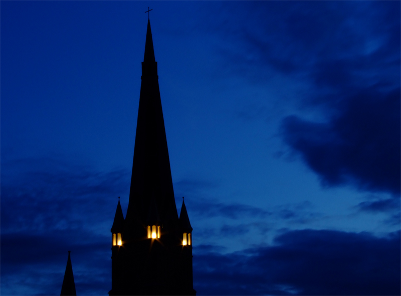 Katholische Kirche in Essen Bergerhausen bei Nacht.