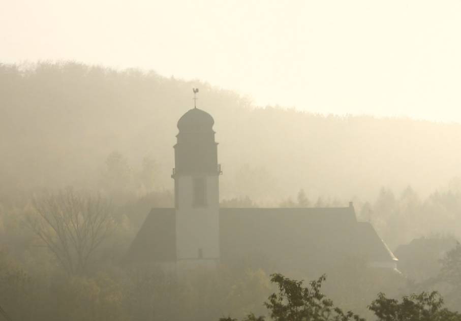 Katholische Kirche Jägersfreudes im Morgen-Nebel