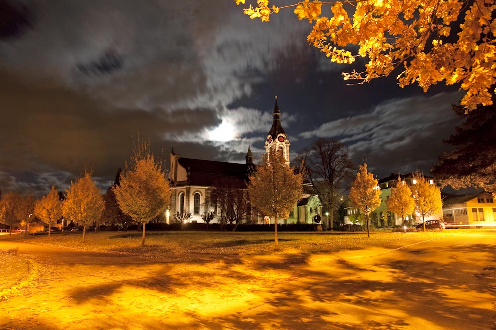 Katholische Kirche St. Josef im Herbst