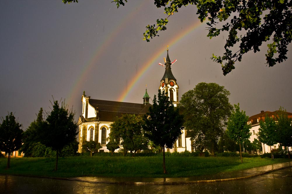 Katholische Kirche Widnau mit Regenbogen