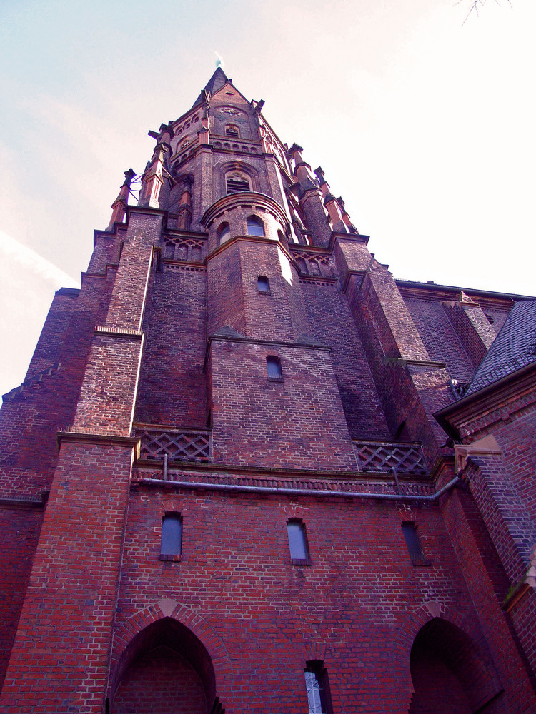 Katholische Sankt Augustinus Kirche (Turm) Gelsenkirchen Altstadt gegenüber der evang. Alstadtkirche